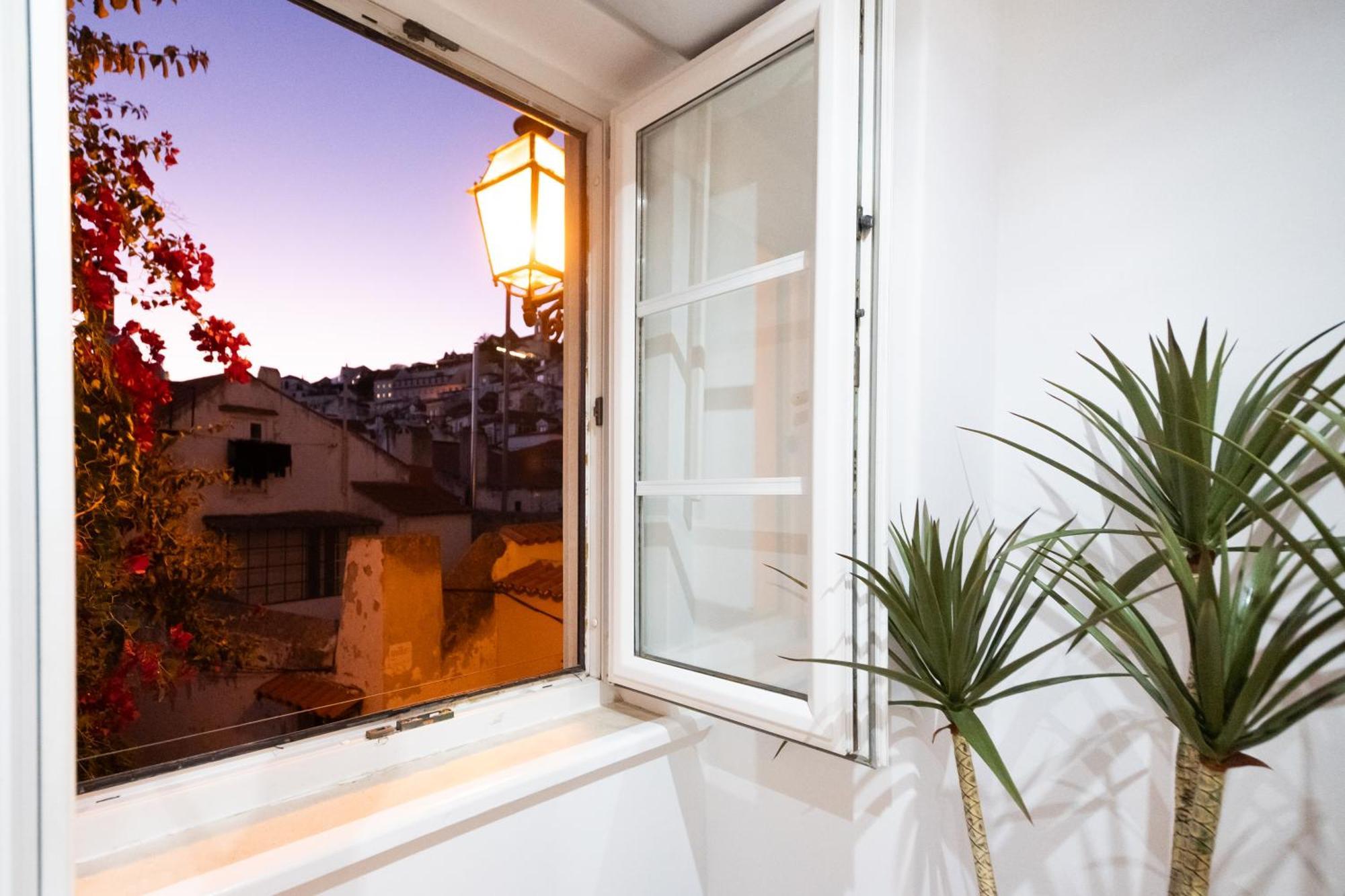 Alfama, The Heart Of Fado - Minutes From Tram 28 Apartment *